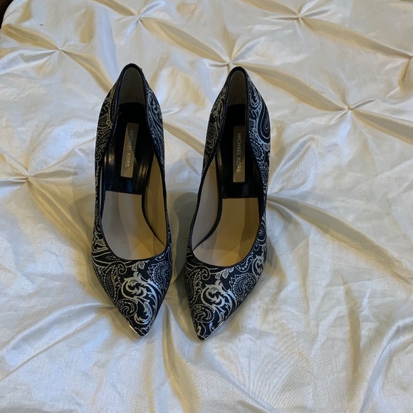 NWOB Michael Kors Collection Black/Silver Print Pumps sz 38.5 - Picture 1 of 9